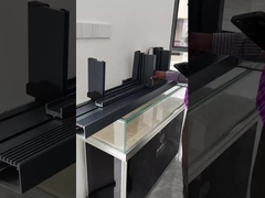 Gösteri salonu kapısı.