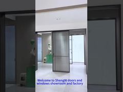 Çok dar üç sürgülü kapı.